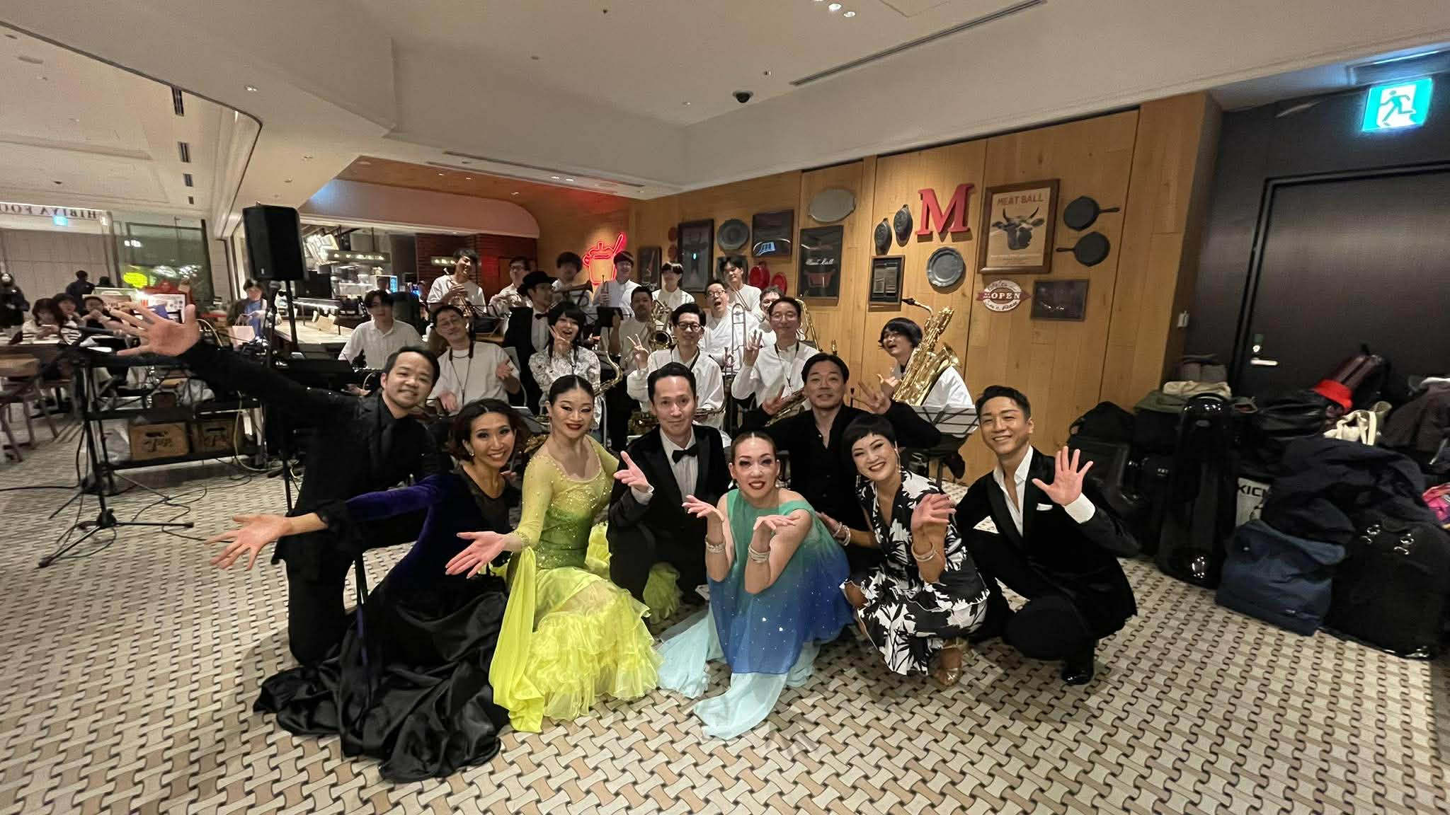 MUSIC DAY at HIBIYA FOOD HALL — バンド＋ダンサー集合写真